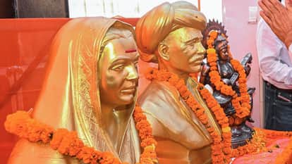 समाज सुधारक ज्योतिबा फुले, सावित्रीबाई फुले की प्रतिमा (सांकेतिक तस्वीर)