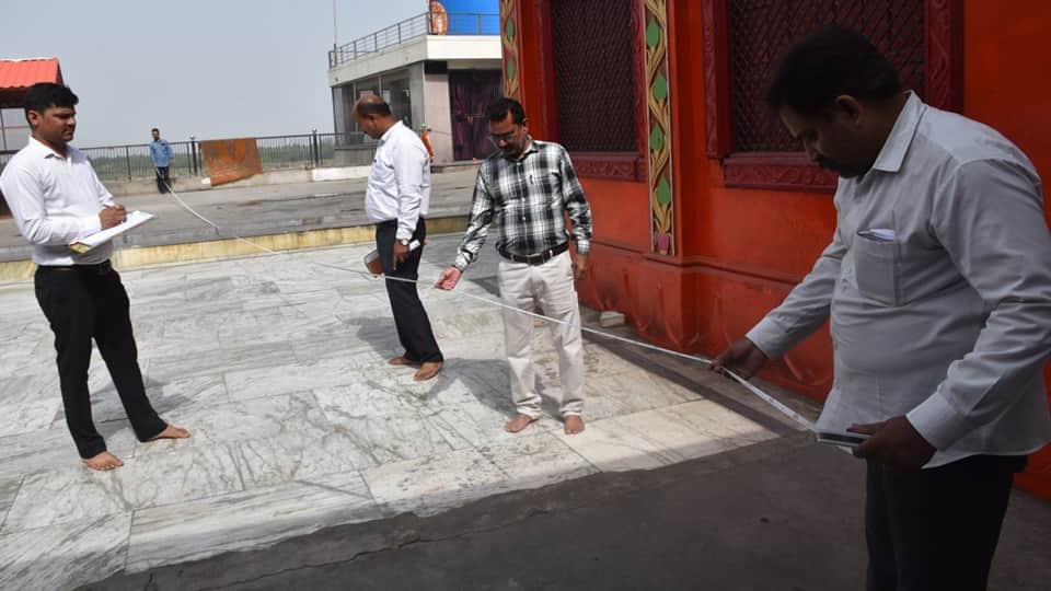 काली माता मंदिर में पैमाइश करते कर्मी