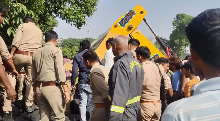 Kannauj Coal laden container overturns several people suffer grievous injuries two bodies recovered