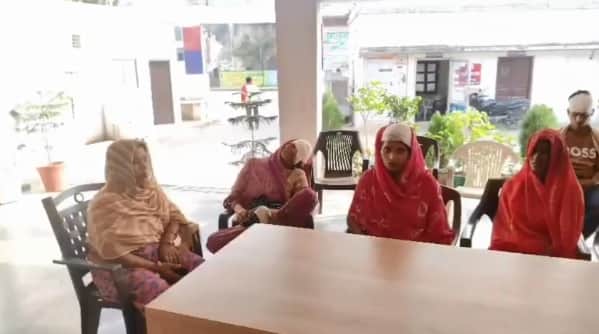 थाने में बैठीं घायल महिलाएं