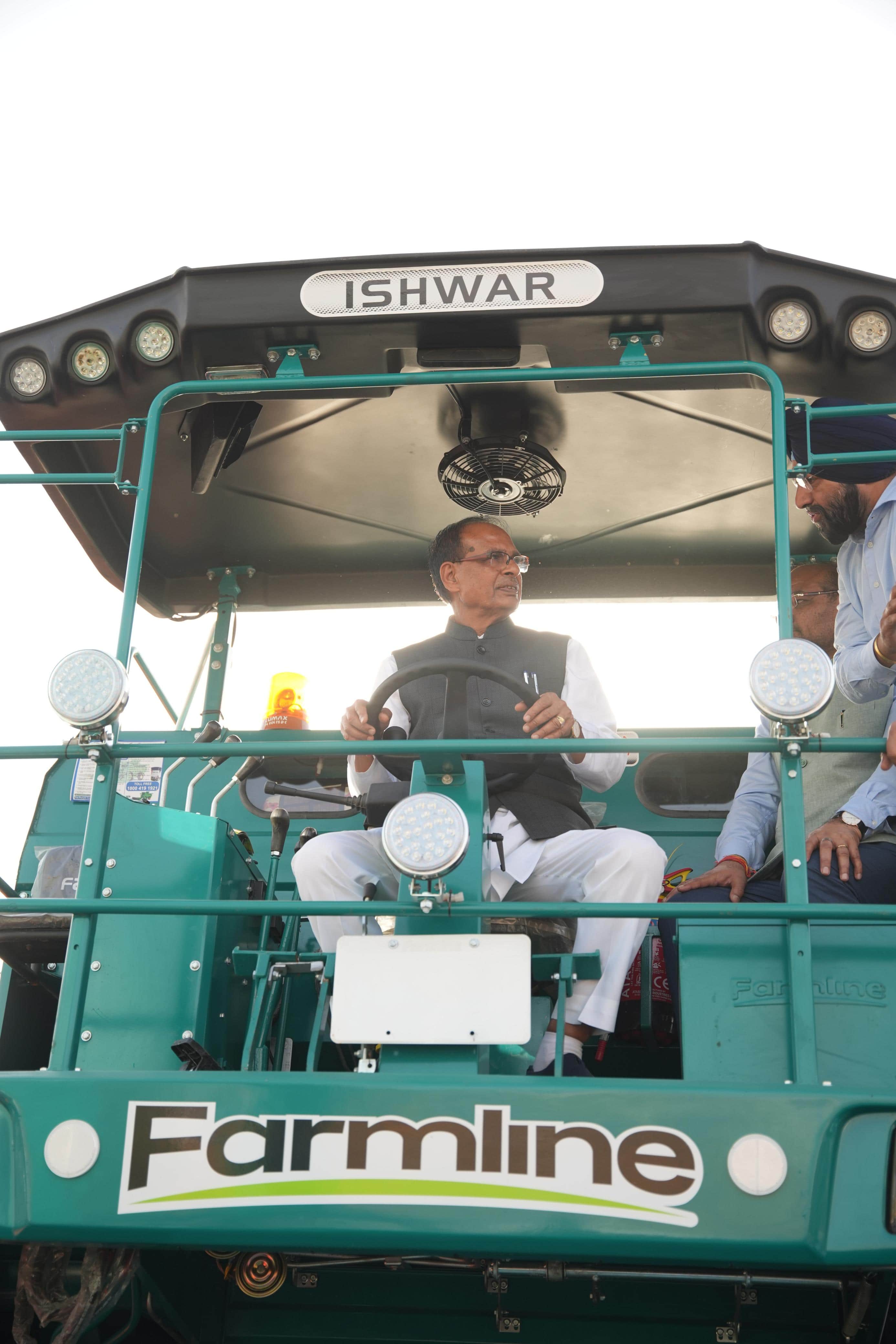 केंद्रीय मंत्री शिवराज सिंह चौहान कृषि उपकरण की जानकारी लेते