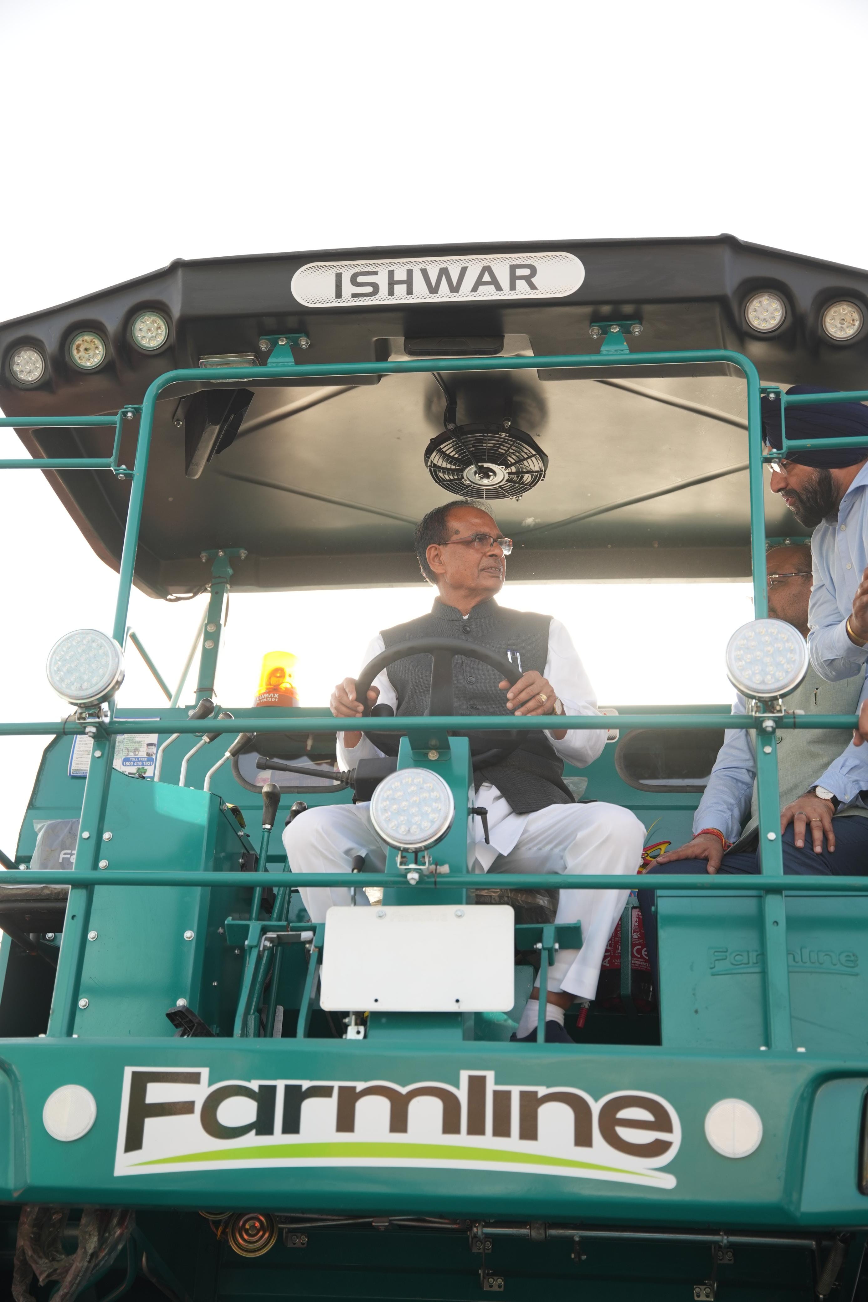 केंद्रीय मंत्री शिवराज सिंह चौहान कृषि उपकरण की जानकारी लेते