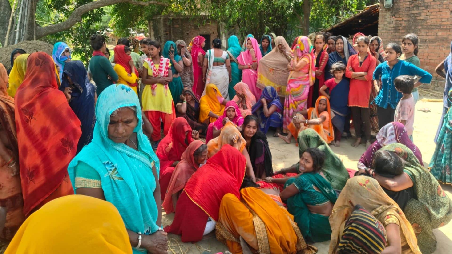 महिला की माैत के बाद विलाप करतीं महिलाएं।