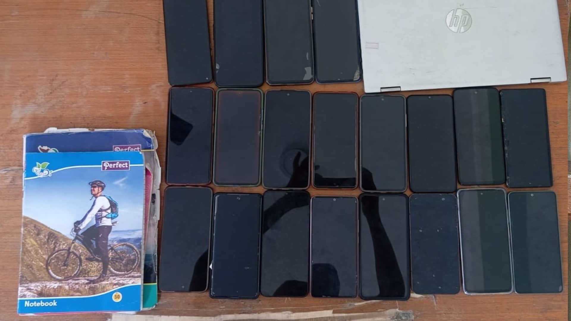 आरोपियों के पास से बरामद मोबाइल फोन