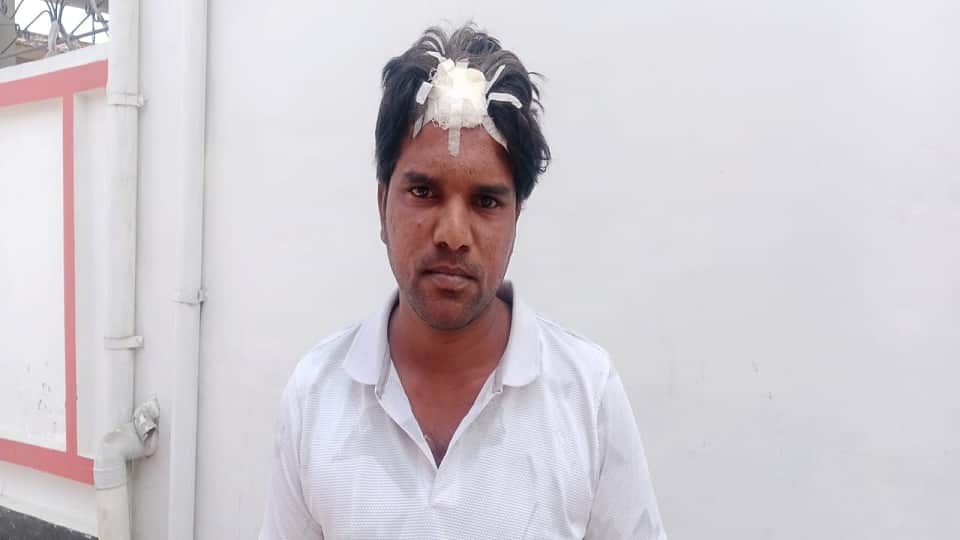 ममेरे भाइयों के हमले में घायल युवक।