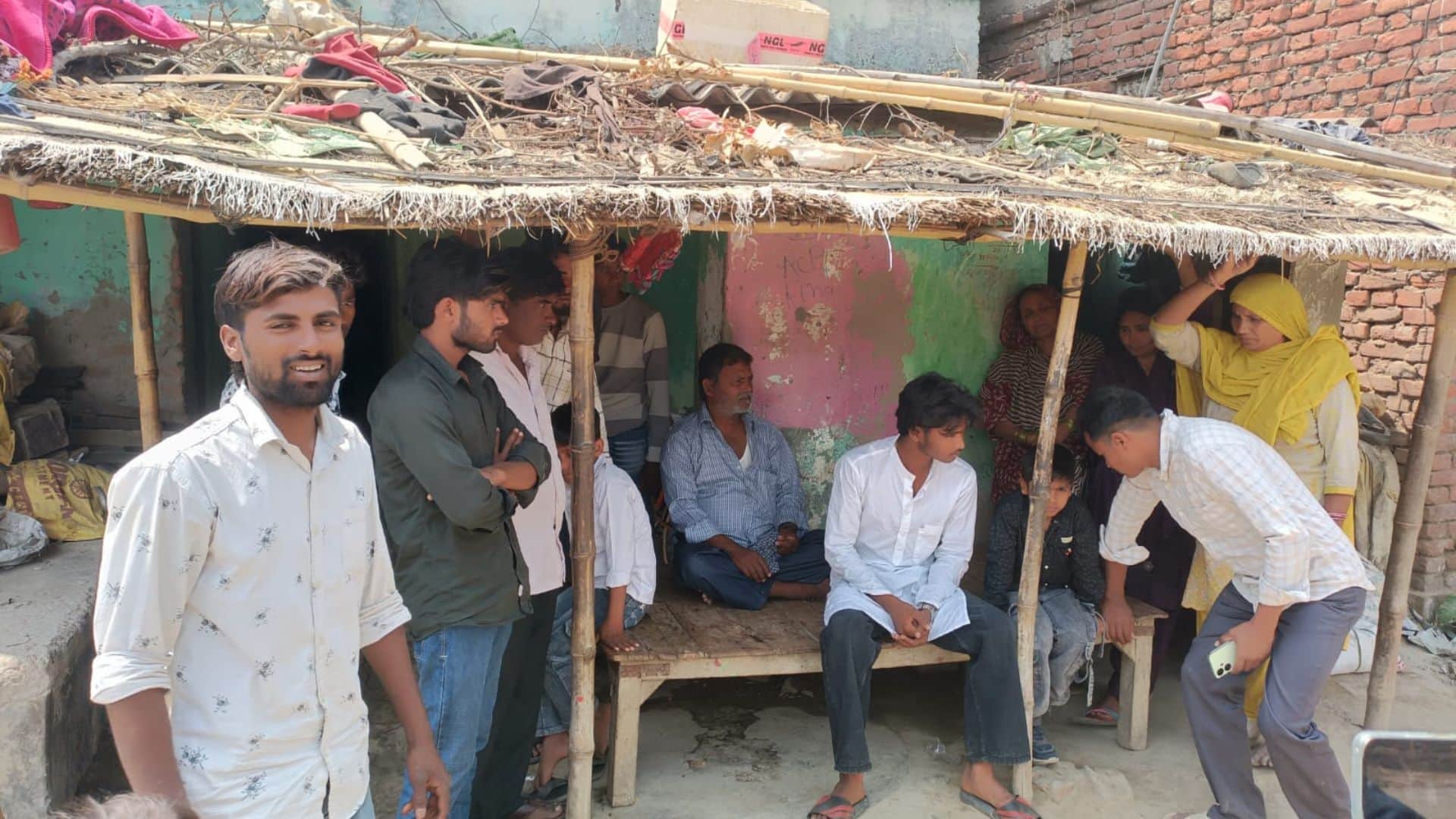 मृतक के घर के बाहर लगी भीड़