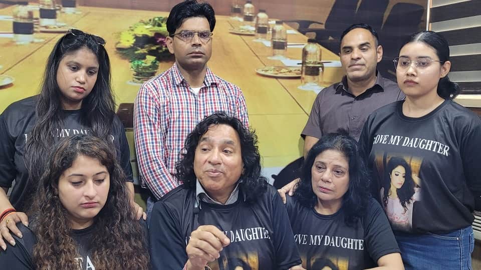 प्रेसवार्ता करते रिटायर्ड जिला जज डॉ. ज्ञानेंद्र कुमार शर्मा और उनकी बेटी प्रणिता।