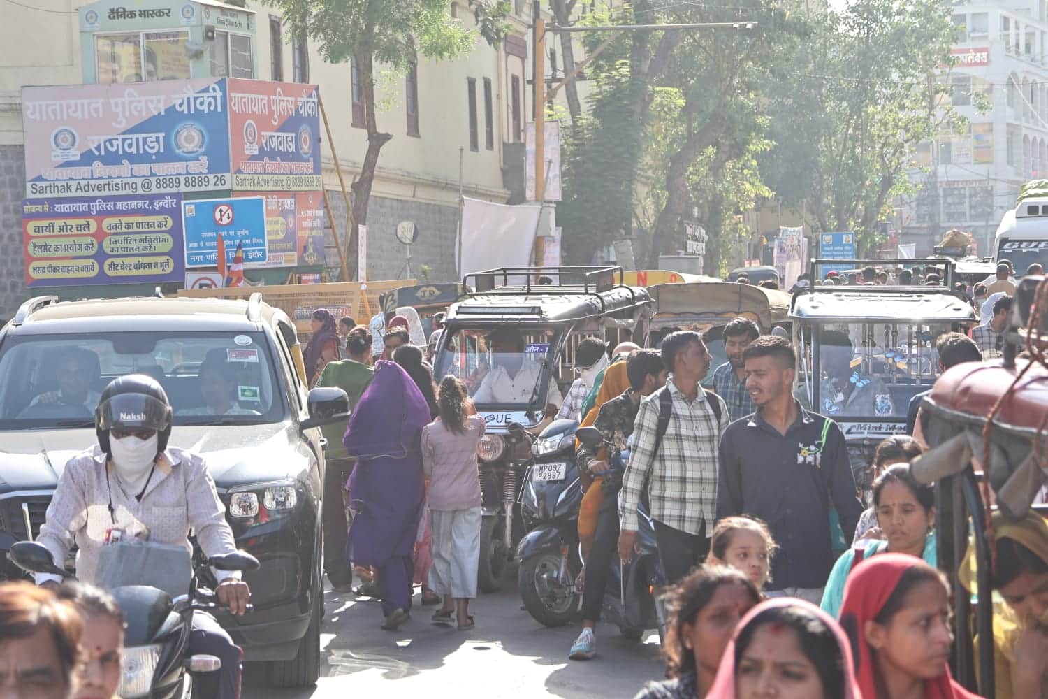 प्रतिबंध के बावजूद राजवाड़ा पर ई रिक्शा खड़े।