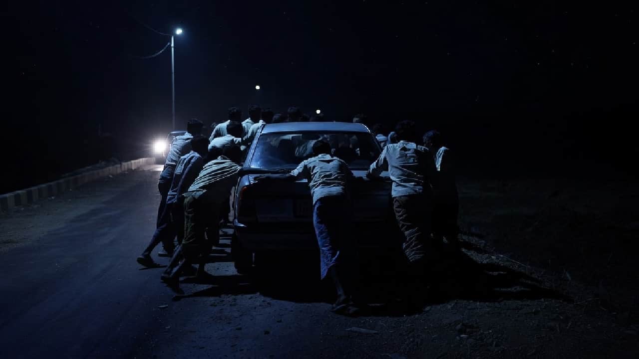 सबसे कार में धक्का लगवाकर गाड़ी ले भागा युवक