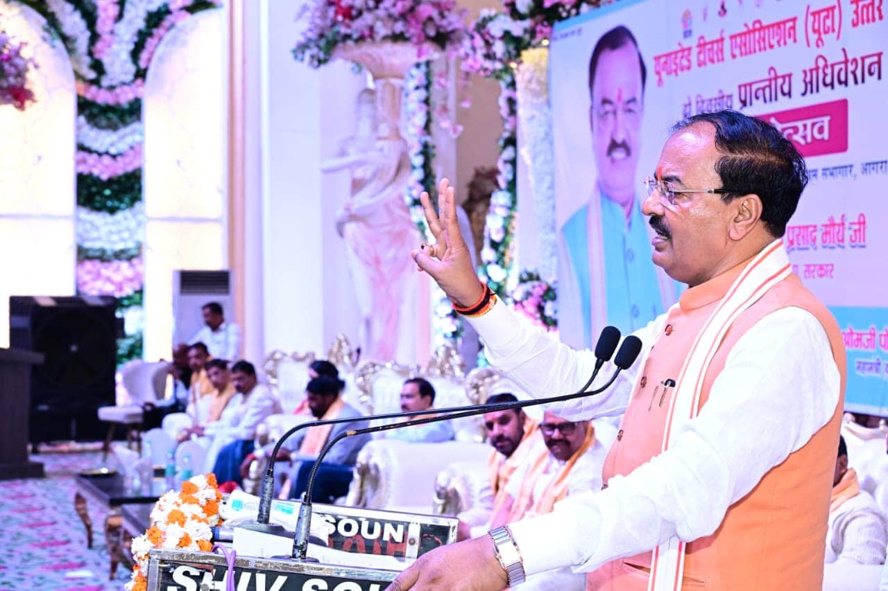 शिक्षकों को संबोधित करते डिप्टी सीएम।