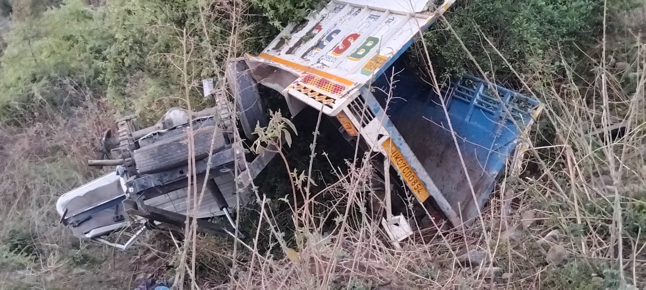 टिहरी में पिकअप वाहन खाई में गिरा