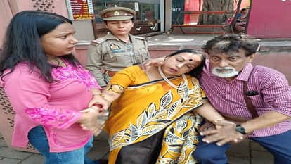 Female Tourist Visiting Taj Falls Ill