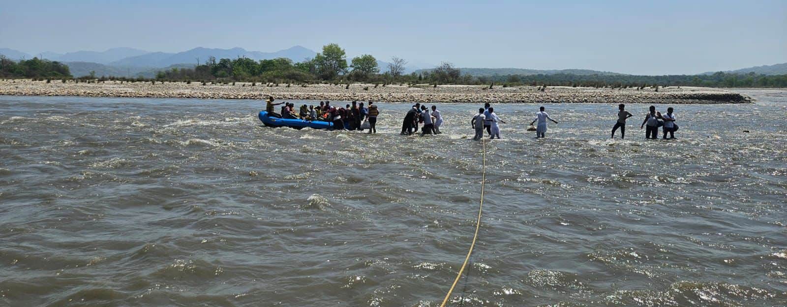 टापू में फंसे लोगों को निकाला बाहर