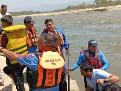 Tragedy Averted in Haridwar 21 People Stranded Due to Rising Water Levels in the Ganges