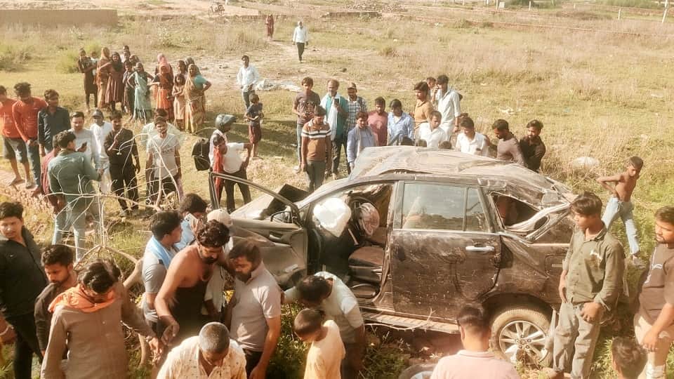 ट्रक को बचाने में पलटी कार