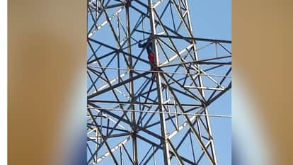 Girlfriend Climbs Tower After Boyfriend Refuses to Talk on Mobile; Drama Lasts for Four Hours
