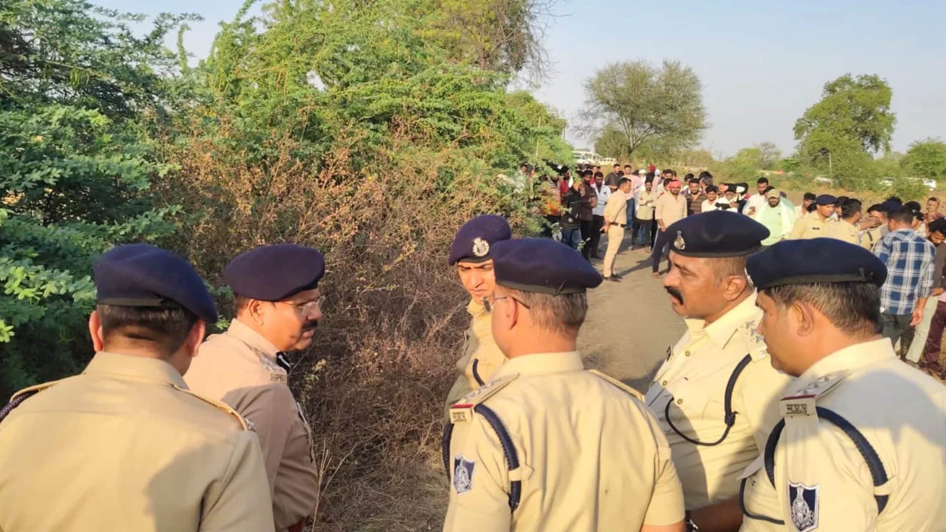 धार में घटनास्थल पर जांच करने पहुंची पुलिस टीम