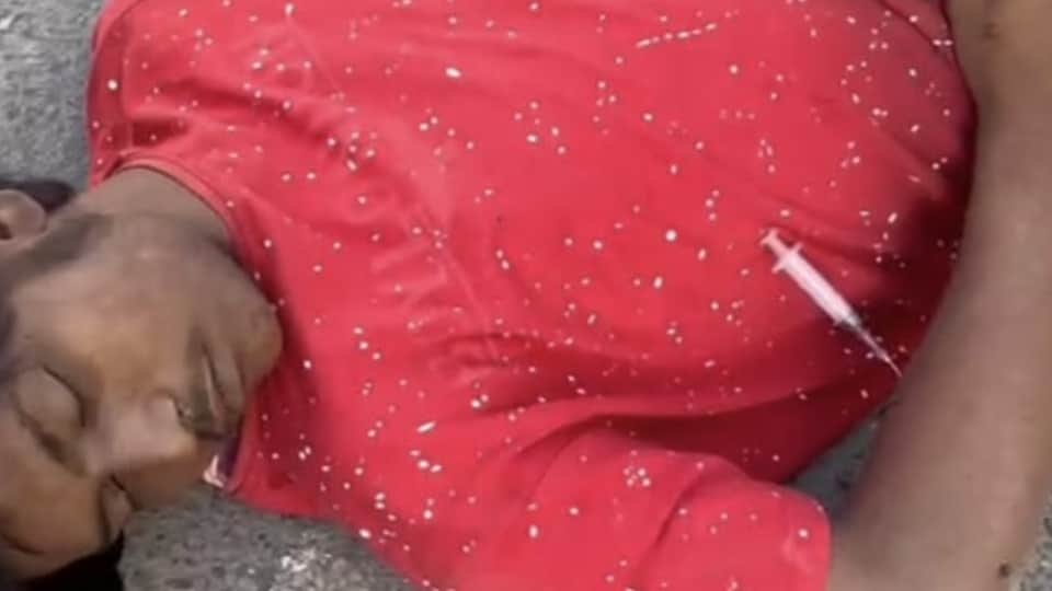 युवक की बाजू में लगी सिरिंज।