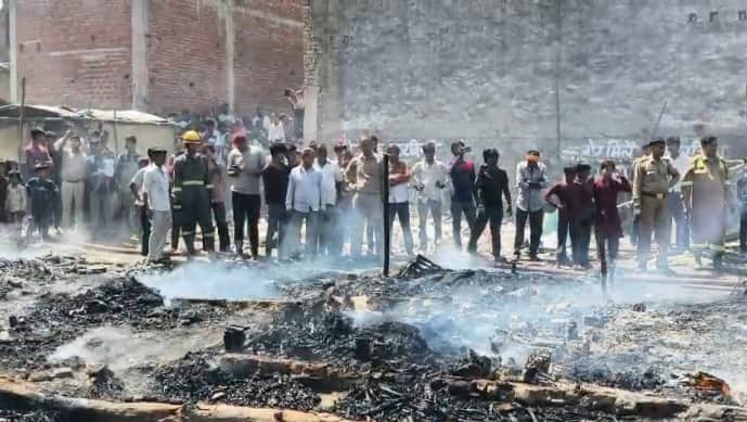 19 झुग्गियां जलकर राख