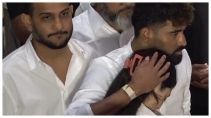 Cricketer Mohammed Siraj pay final respects to legendary singer Asha Bhosle consoling emotional Janai Bhosle