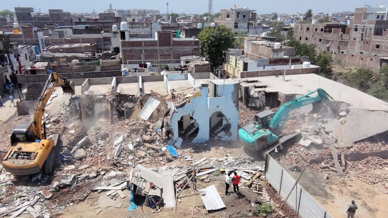 Indore: Land mafia was preparing to sell 12 houses built in an illegal colony, corporation demolished the land