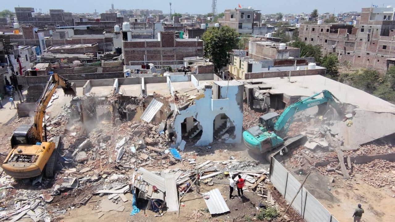 अवैध निर्माण तोड़ता निगम का अमला।