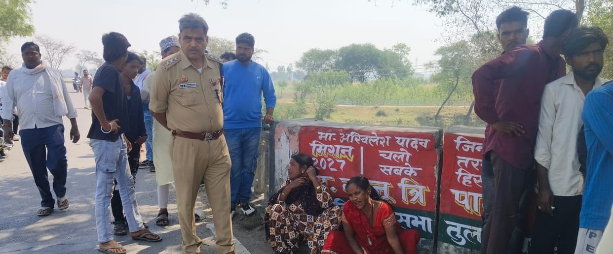 Balrampur: Two friends returning from the fair died after being hit by a vehicle.