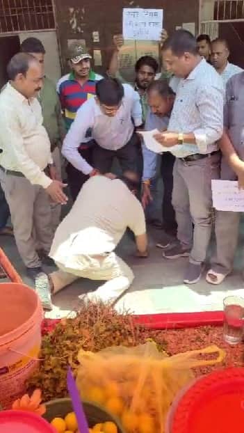 Bhopal News: Congress Leader Falls at Deputy Commissioner's Feet—"Do Not Destroy the Poor Man's Cart"; Party W