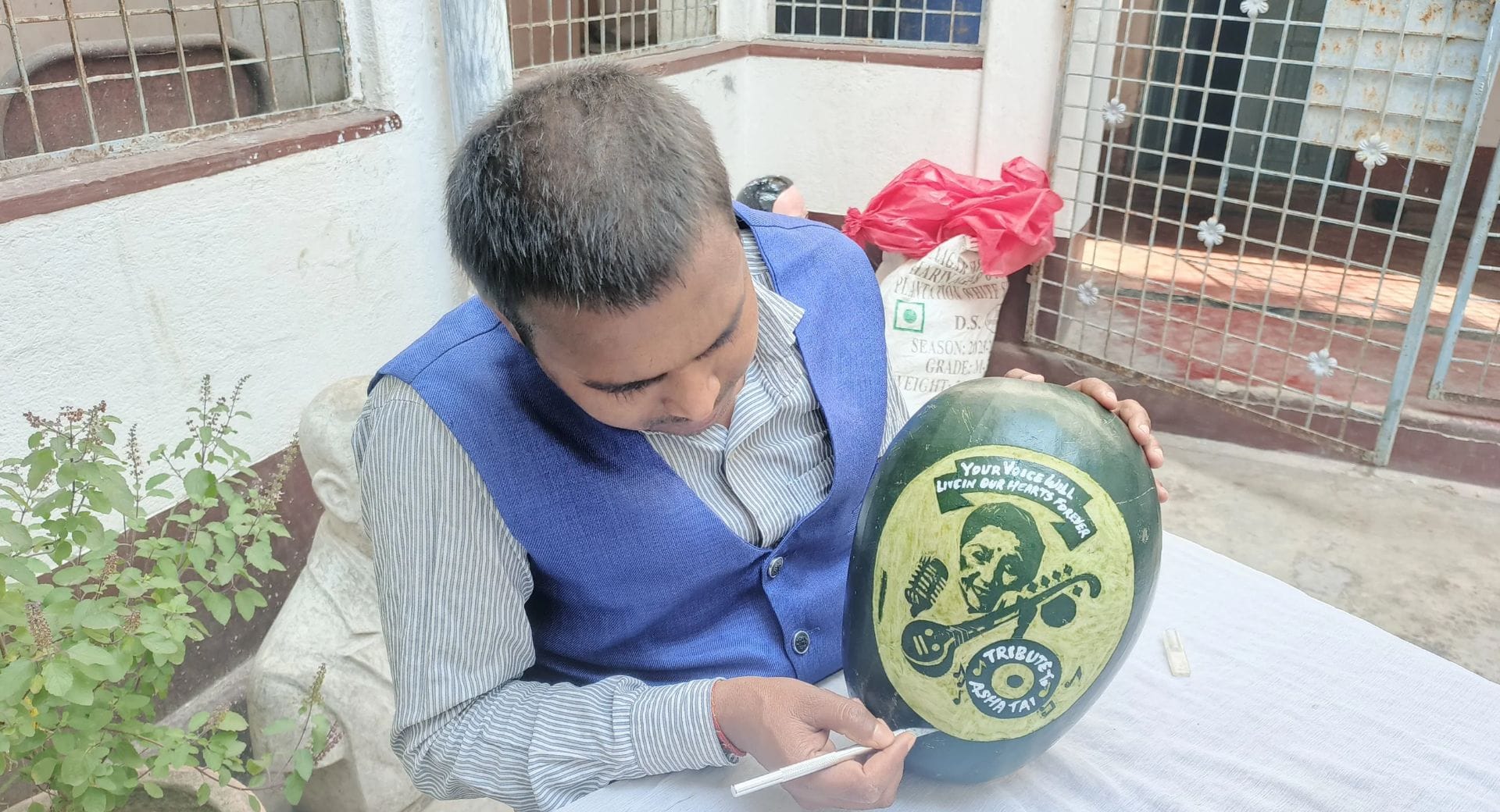 सैंड आर्टिस्ट मधुरेंद्र कुमार ने तरबूज पर उकेरी तस्वीर