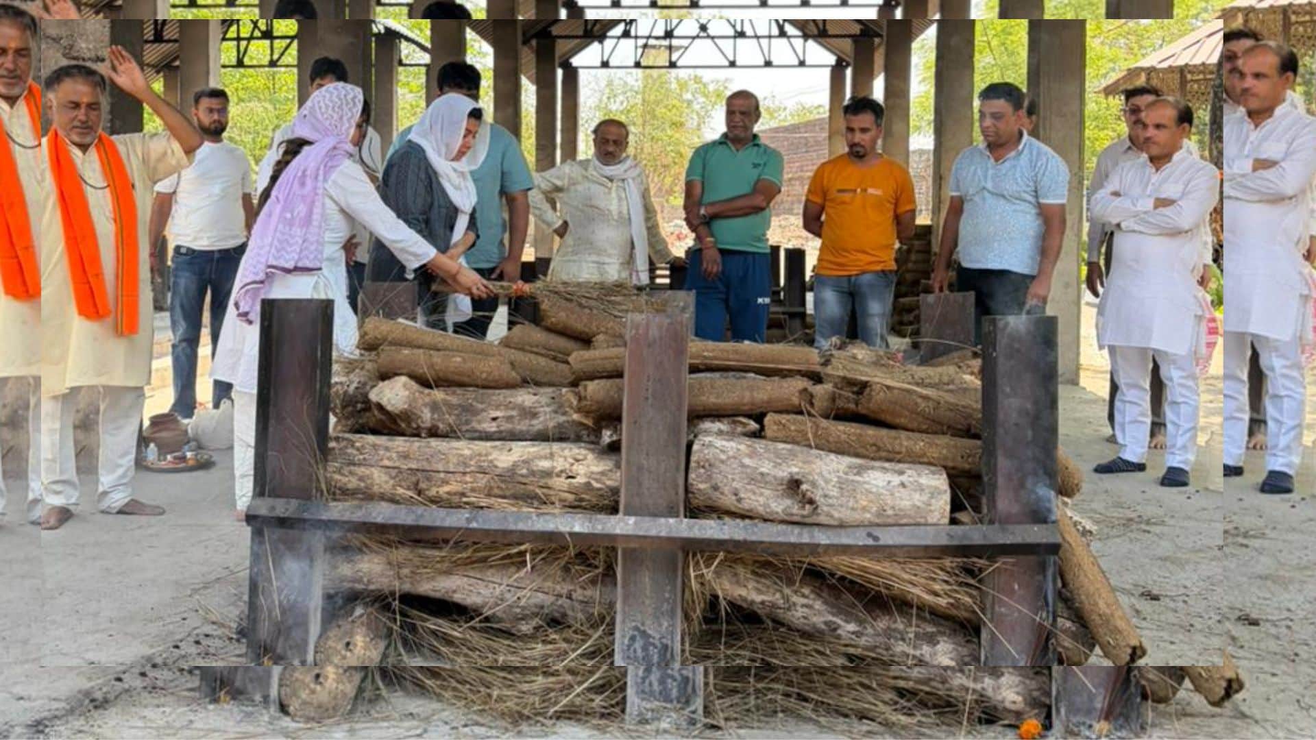 बेटियों ने दी पिता को मुखाग्नि