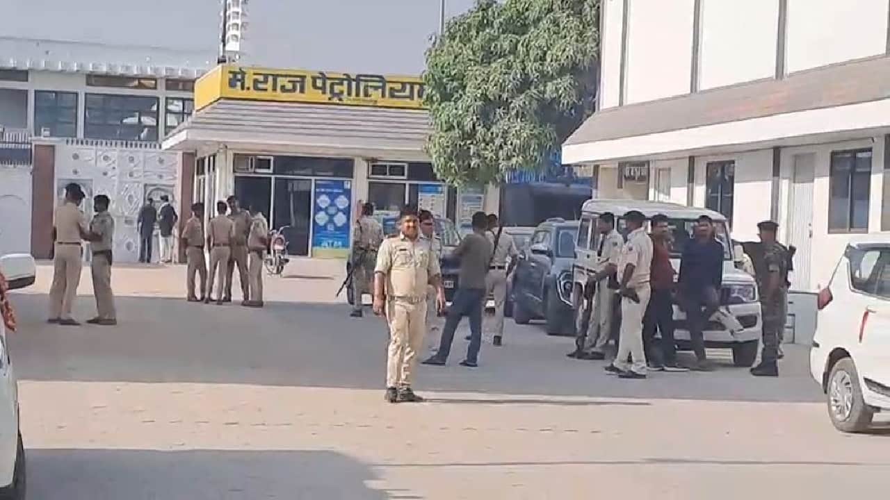 छापेमारी के दौरान मौजूद पुलिस