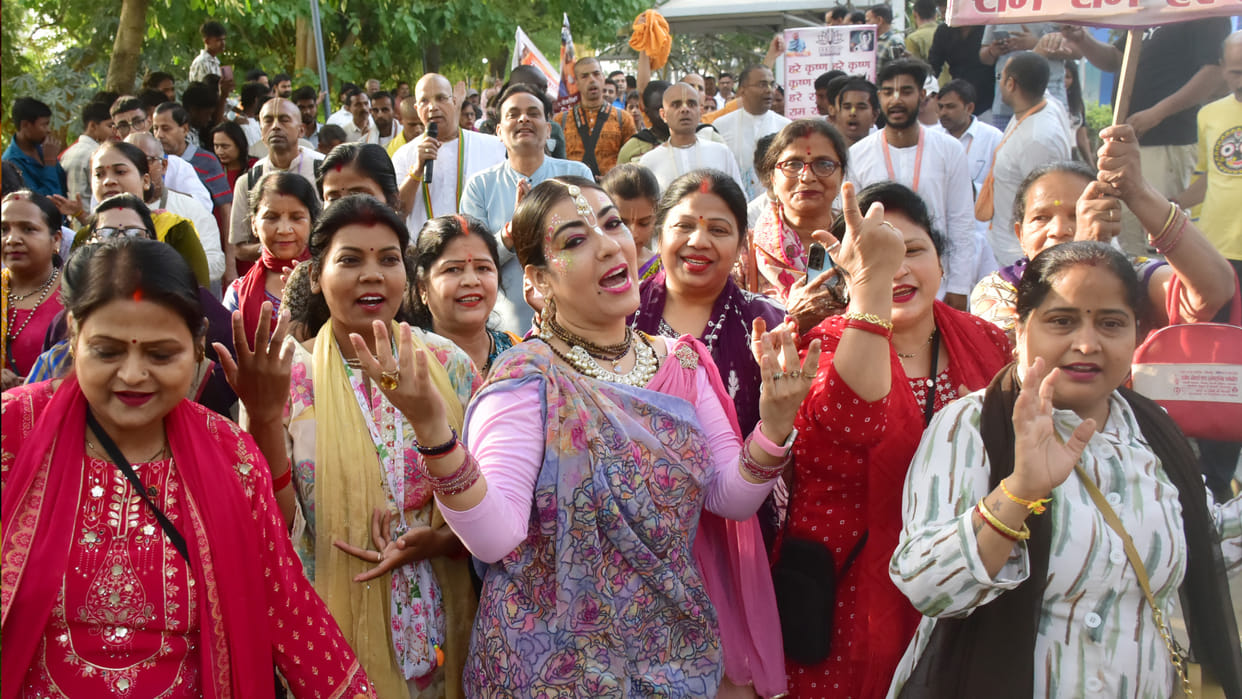 Foreign Devotees Dance in Gorakhpur, Perform Sankirtan During Boat Ride