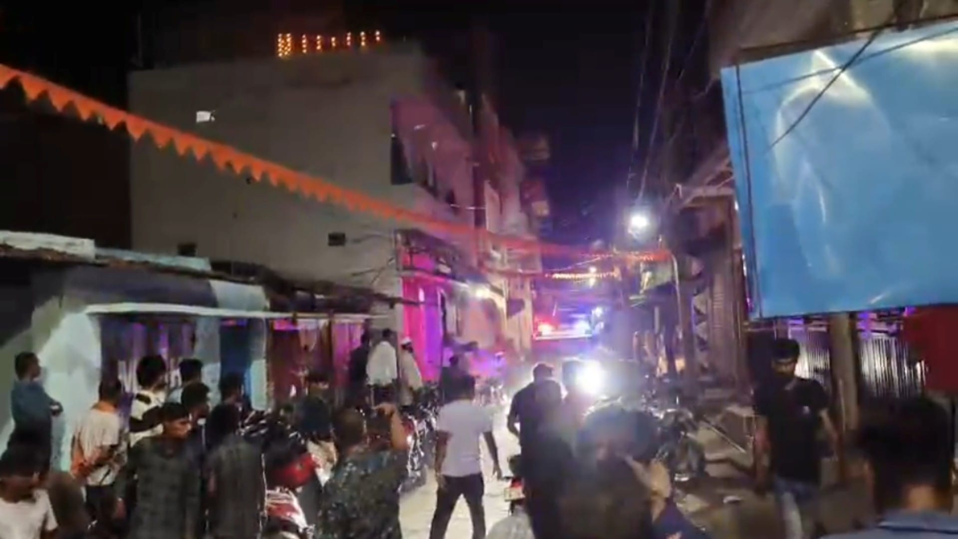 घटनास्थल पर मौजूद स्थानीय लोग