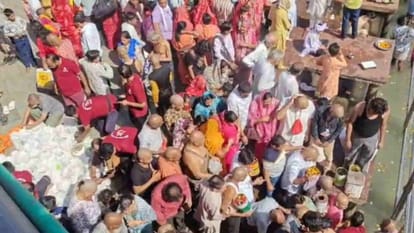 बैसाखी स्नान पर श्रद्धालुओं की भीड़ बैसाखी पवित्र स्नान के लिए हरिद्वार में उमड़ती है