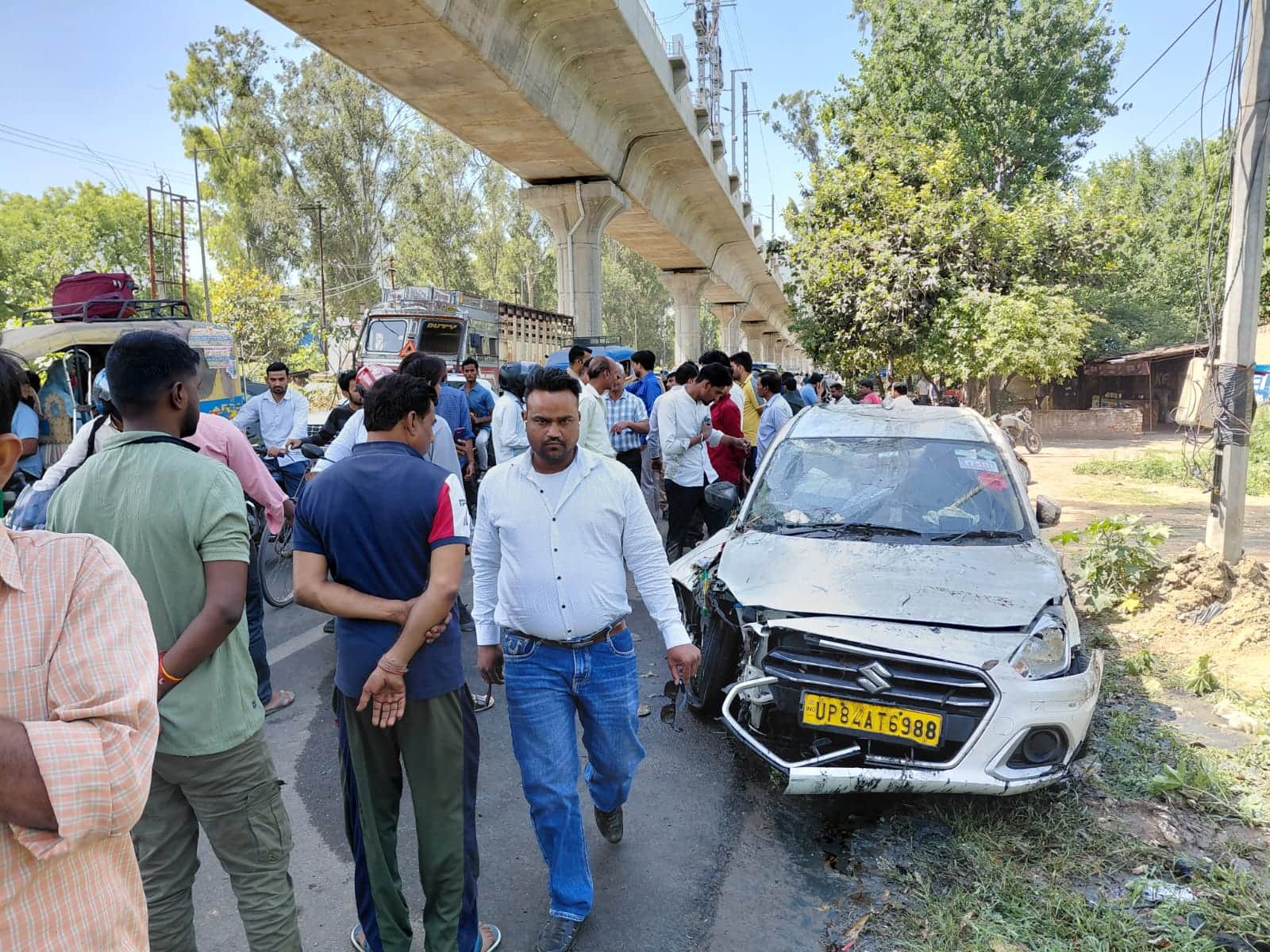 हादसे के बाद क्षतिग्रस्त कार व मौके पर जमा लोग