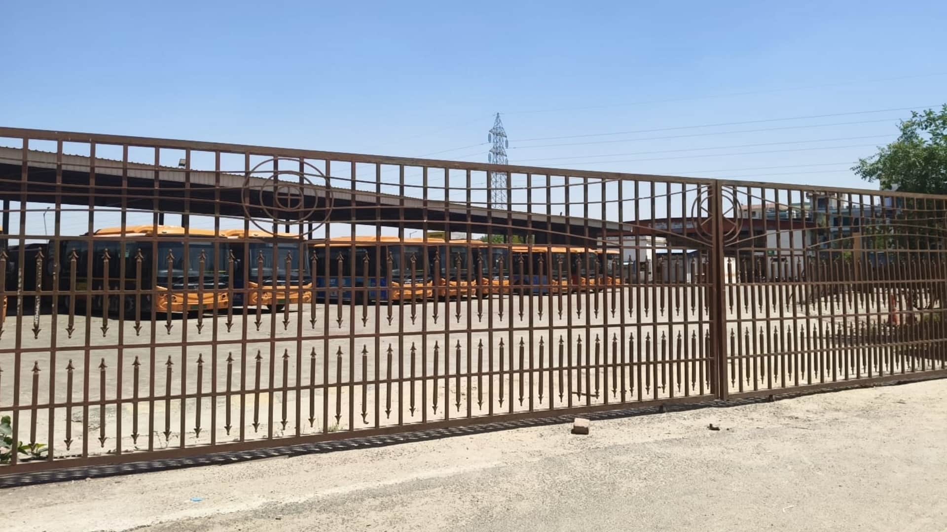 हड़ताल के चलते नैनी डिपों में खड़ीं इलेक्ट्रॉनिक बसें।