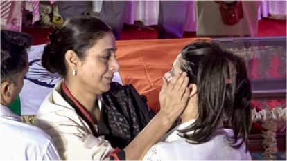Asha Bhosle Funeral: late singer Granddaughter Zanai Bhosle wept inconsolably over the passing of grandmother