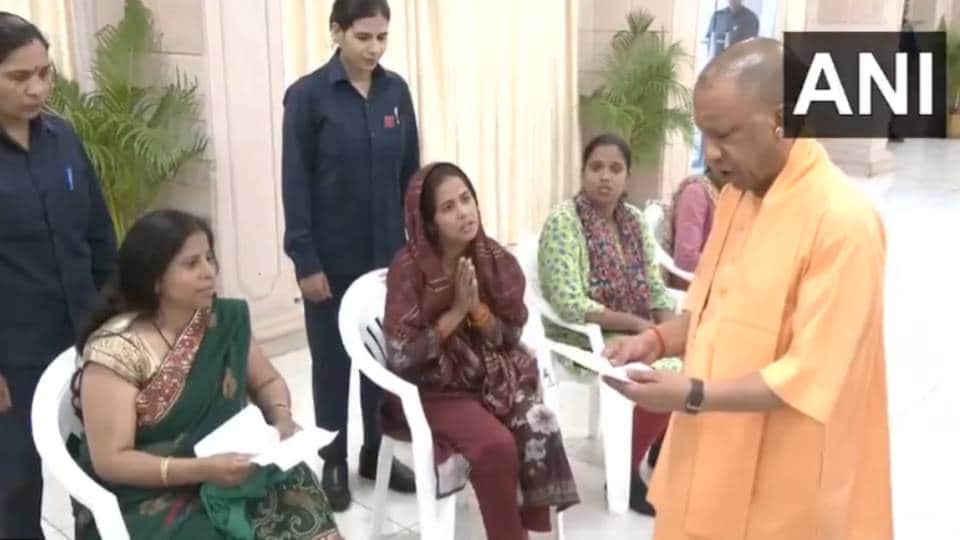 जनता दर्शन में सीएम योगी ने सुनी लोगों की समस्याएं।