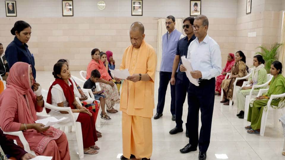 जनता दर्शन में सीएम योगी ने सुनी लोगों की समस्याएं।