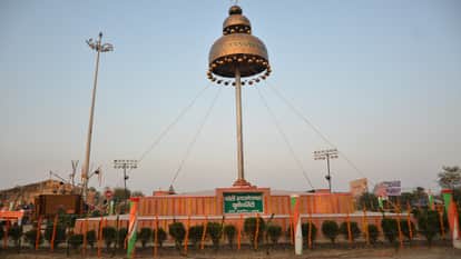 Bareilly swayed to the rhythm of Asha Bhosle Jhumka Gira Re earning the title of Jhumka City