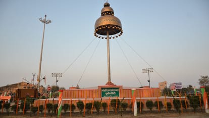 Bareilly swayed to the rhythm of Asha Bhosle Jhumka Gira Re earning the title of Jhumka City