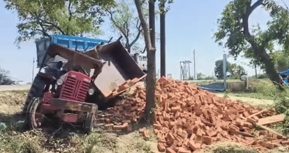 Worker killed as tractor-trolley overturns while avoiding dumper in Kanpur