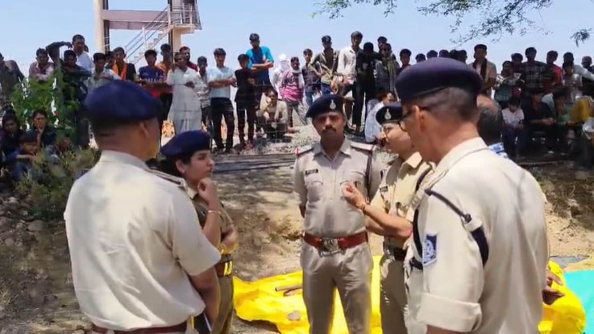 पुलिसकर्मियों के साथ मौजूद एसपी