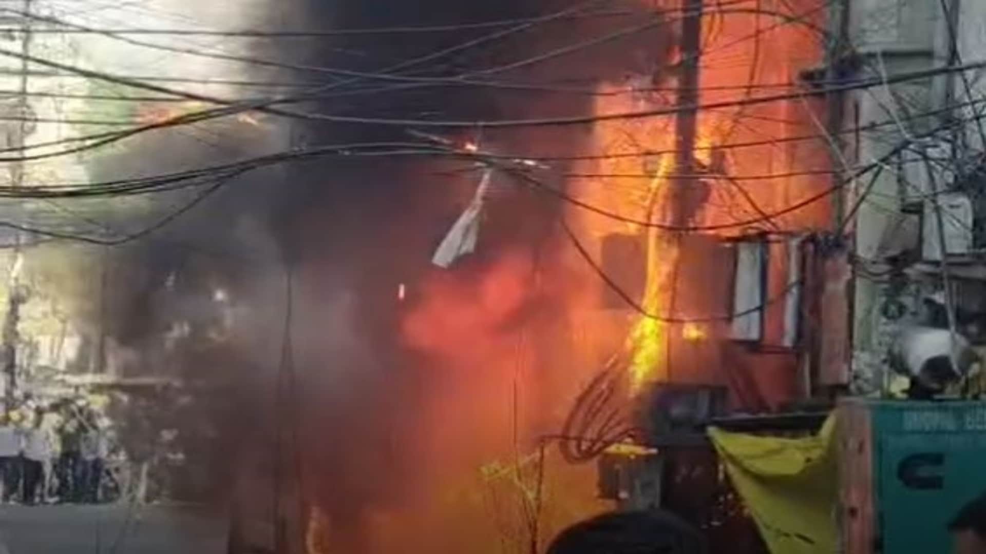 ट्रांसफॉर्मर में धमाके के बाद लगी भीषण आग
