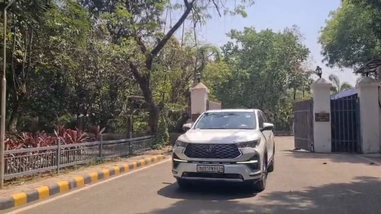 Bihar News : सम्राट चौधरी से मिलने पहुंचे संजय झा और ललन सिंह, शपथ ग्रहण से पहले मुलाकात की क्यों हो रही चर्चा