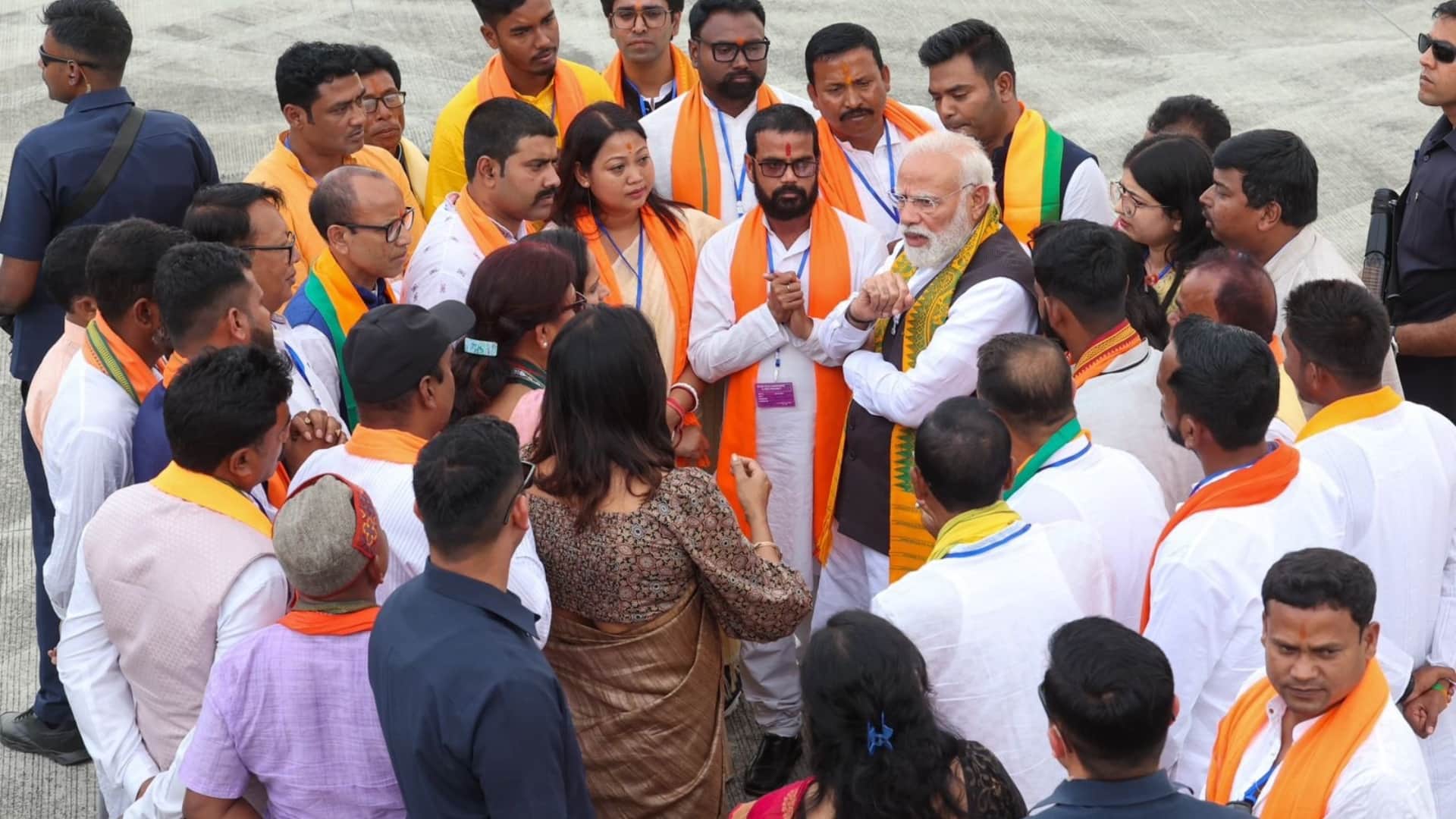 पीएम मोदी ने भाजपा कार्यकर्ताओं से की चर्चा