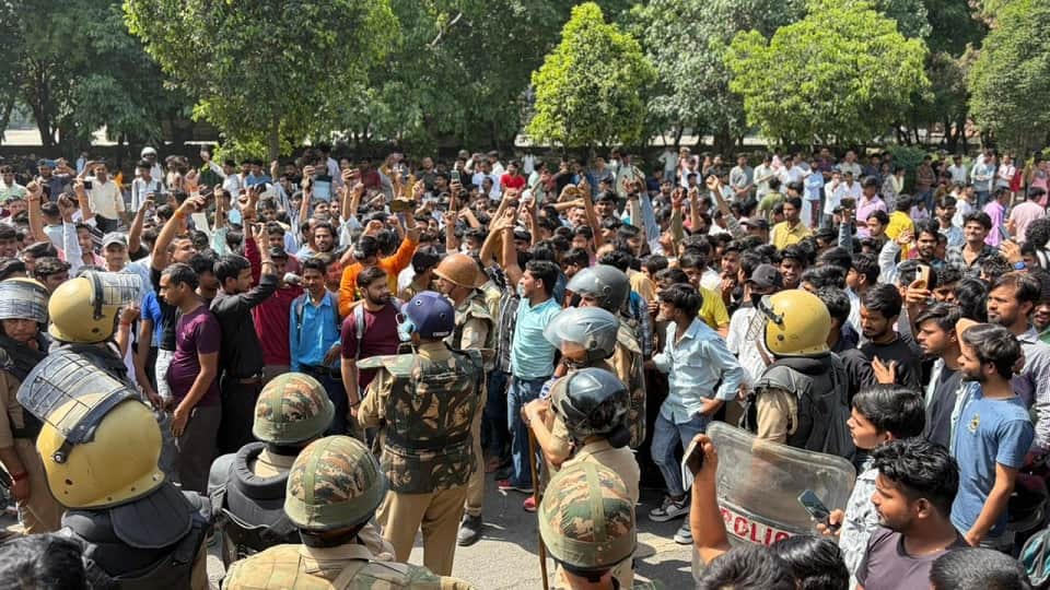 नोएडा में कर्मचारियों का प्रदर्शन