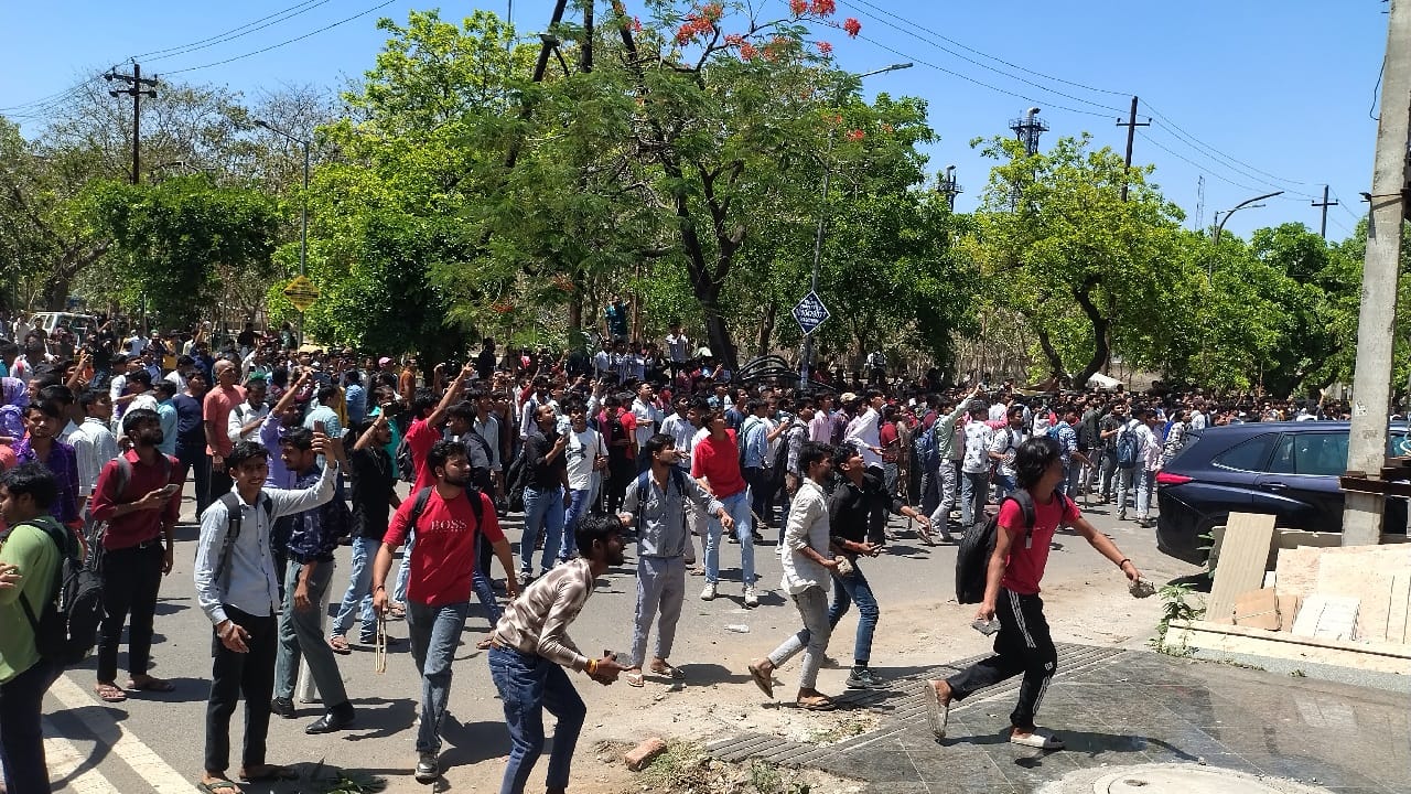 Noida Labour Protest Timeline started from Motherson at 9 am Noida burnt till 4.30