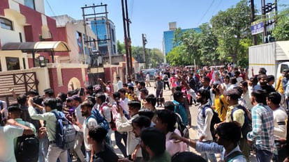 Noida Workers Protest Ola-Uber refuse to come to Noida