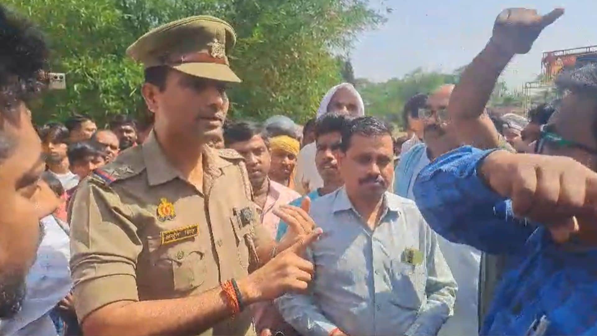 नाराज लोगों को समझाती पुलिस